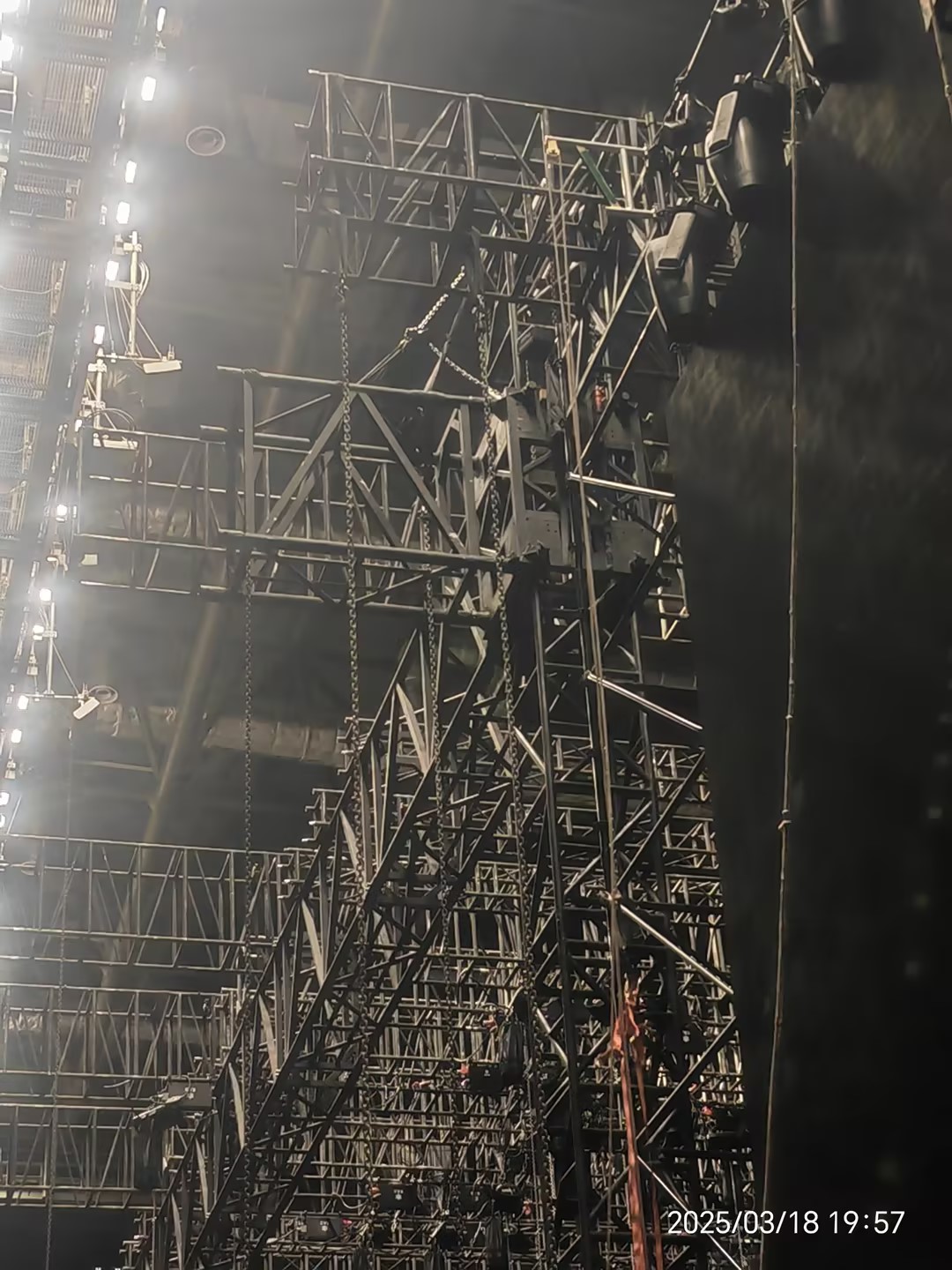 how to secure the prominent truss outside Как обеспечить выдающуюся ферму снаружи