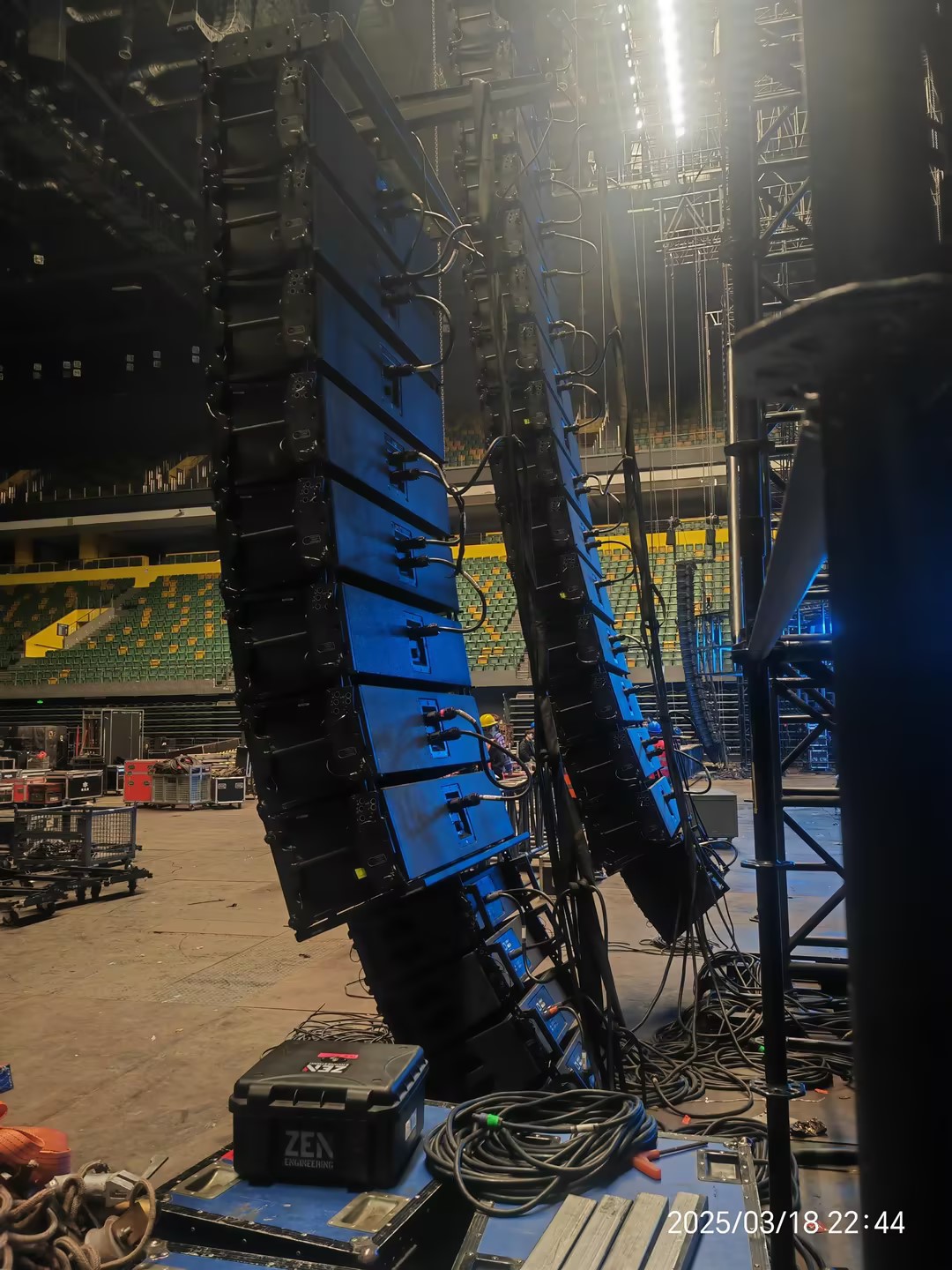 For the best sound effect, the linear array is curved and fixed with safety straps Для наилучшего звукового эффекта линейный массив изогнут и фиксируется с помощью ремней безопасности