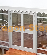 Стеклянная стена 5x4 м, включая двойные стеклянные двери 2,4x2,4 м.