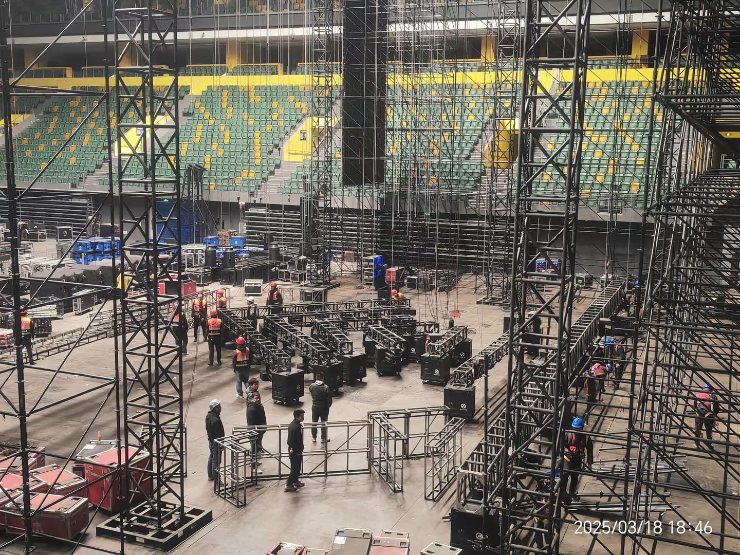 install led frames in the concert stage Установите светодиодные рамы на концертной стадии