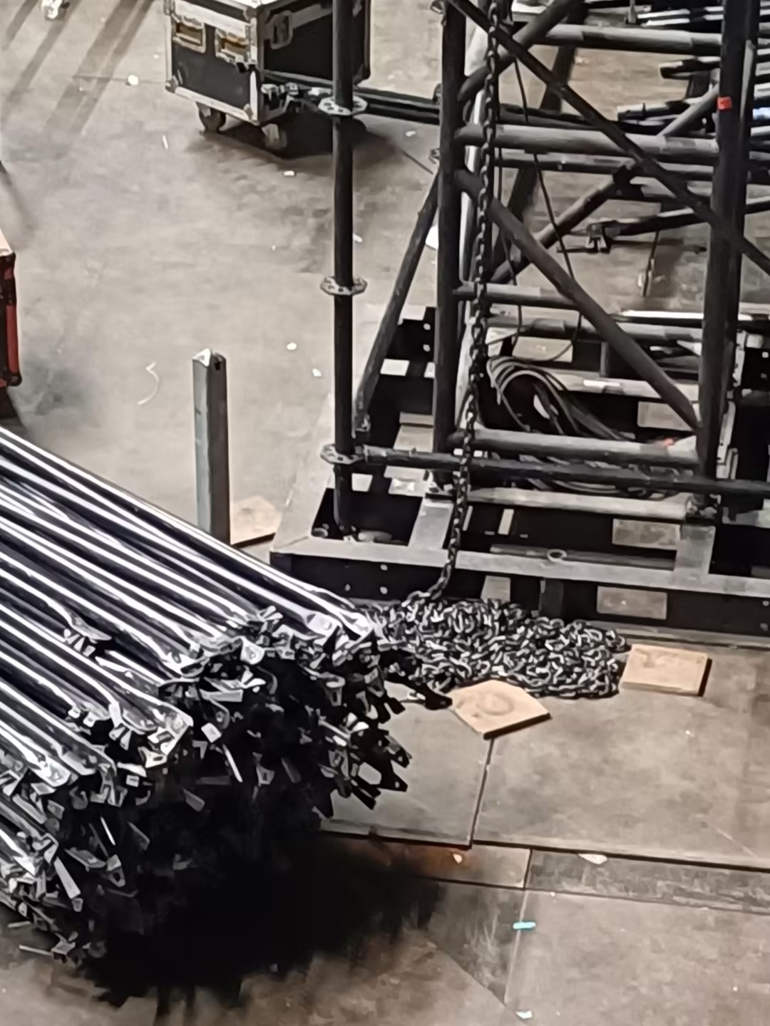 The iron base should have holes left for future construction of the layher truss frame Железная основа должна иметь отверстия для будущего строительства рамки Layher Fruss