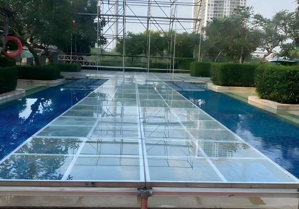 Acrylic Glass Stage for Swimming Pools.jpg