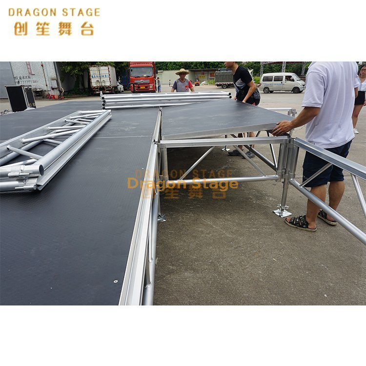 Сборка модульной сцены, 10 частей, 2,44 x 6,1 м, высота 3–4 фута.