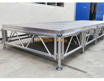 Переносная сценическая платформа из противоскользящей фанеры для мероприятий 12x10 м с 2 лестницами