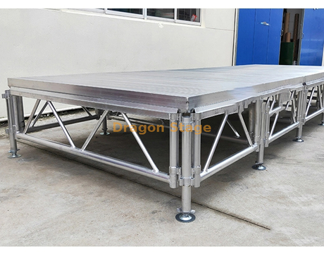 Переносная сценическая платформа из противоскользящей фанеры для мероприятий 12x10 м с 2 лестницами