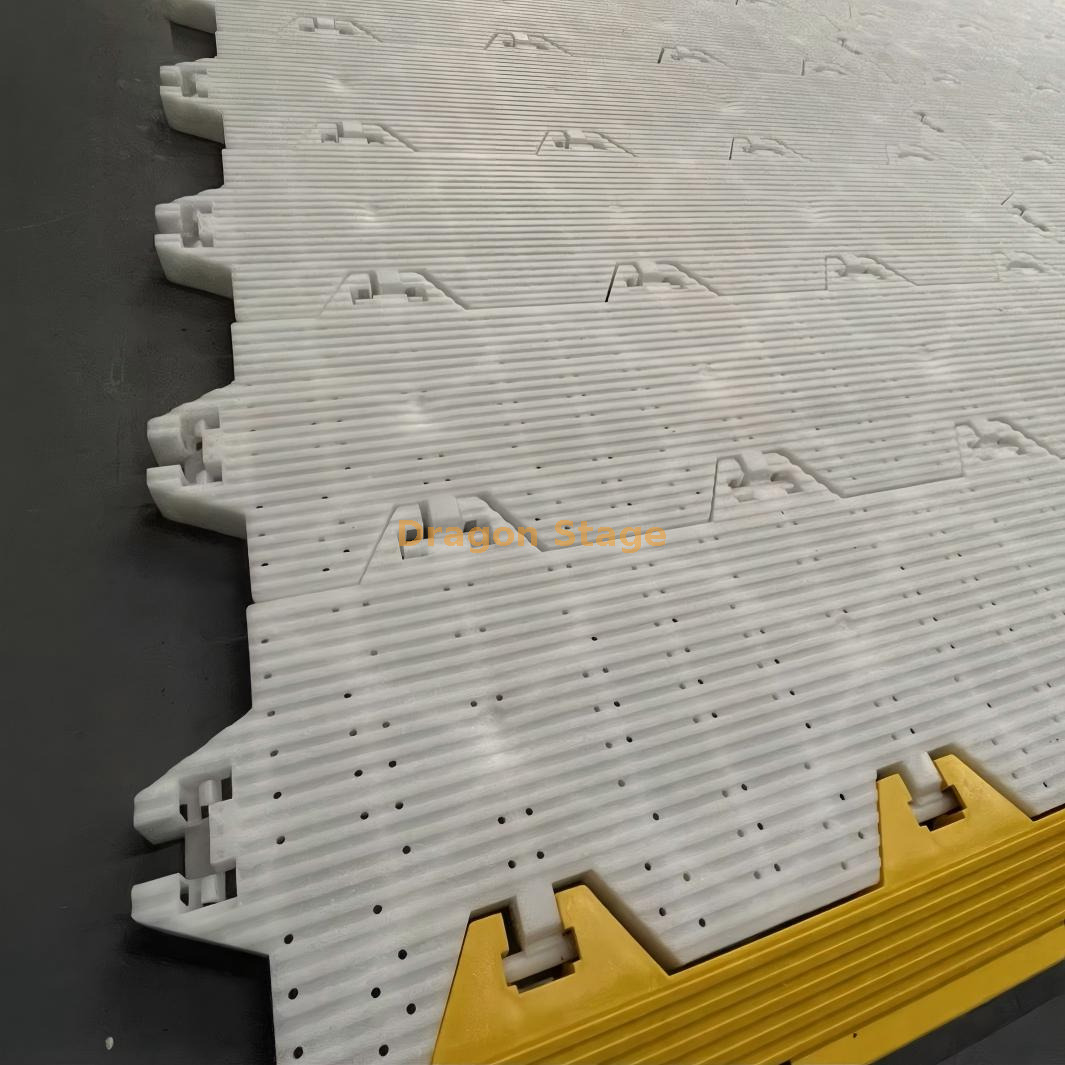 Переносное напольное покрытие для мероприятий, предназначенное для травы и мягкого грунта.