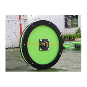 На открытом воздухе на заднем дворе вращающийся маховик