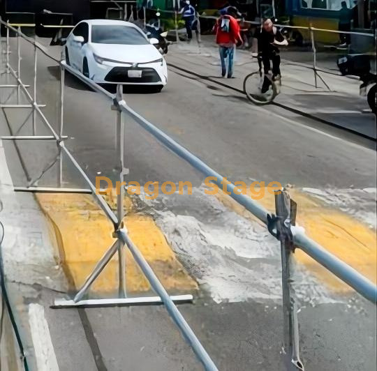 Стальной барьерный стенд