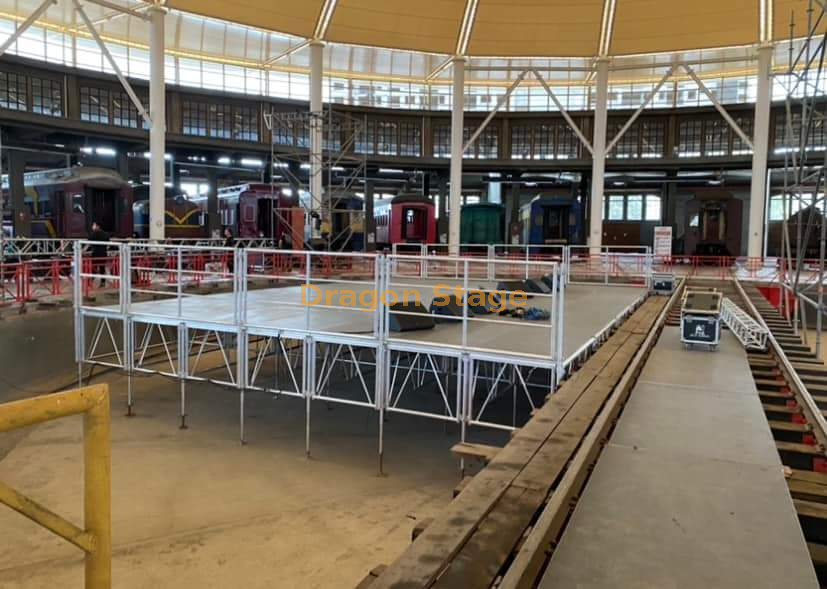  Алюминиевые перила сценического подиума 12x8 м с 2 лестницами и погрузочно-разгрузочной рампой вдоль задней сцены