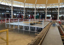  Алюминиевые перила сценического подиума 12x8 м с 2 лестницами и погрузочно-разгрузочной рампой вдоль задней сцены